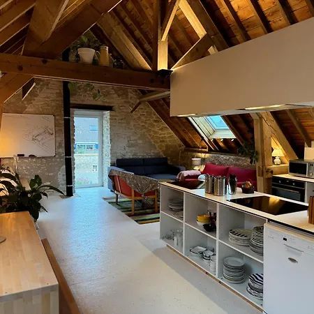 Les Briques Hostel *